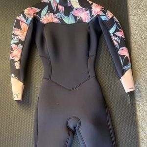 Brand new women Wetsuit .Roxy 4.3 mm Size 2 . $195